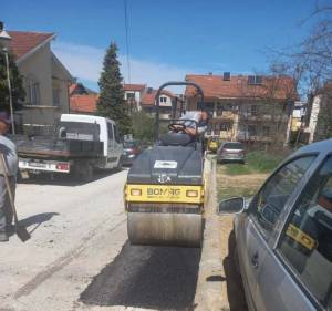 „Нискоградба“ Битола работи на крпење на ударни дупки и прекопи со топол асфалт