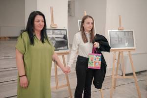 Фантастична вечер на отворањето на изложбата на Ивона Кочов