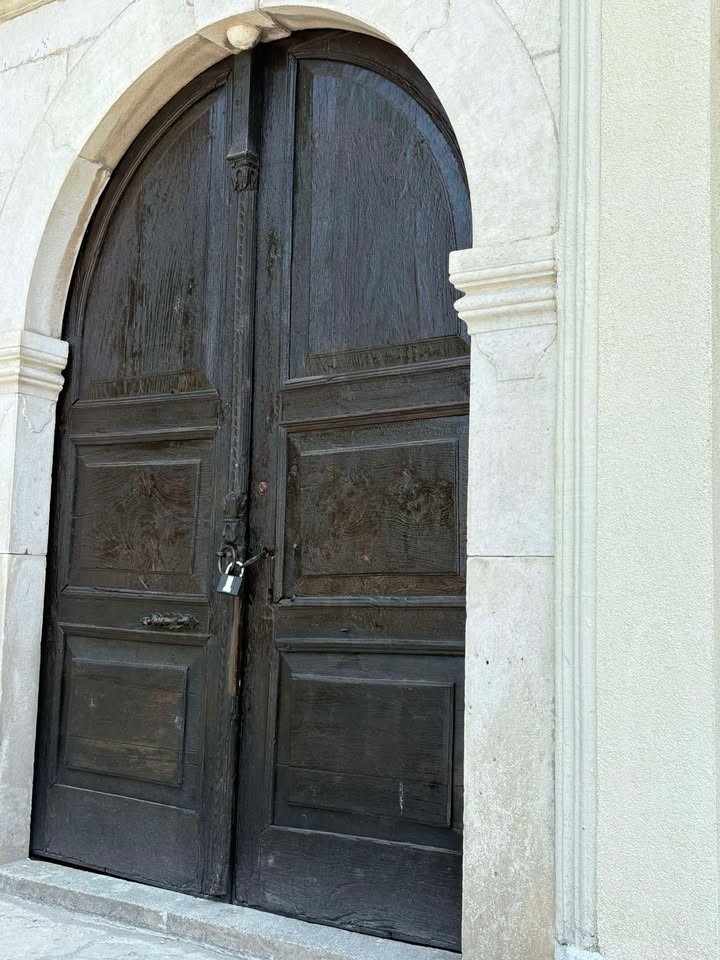 Јени Џамија под клуч