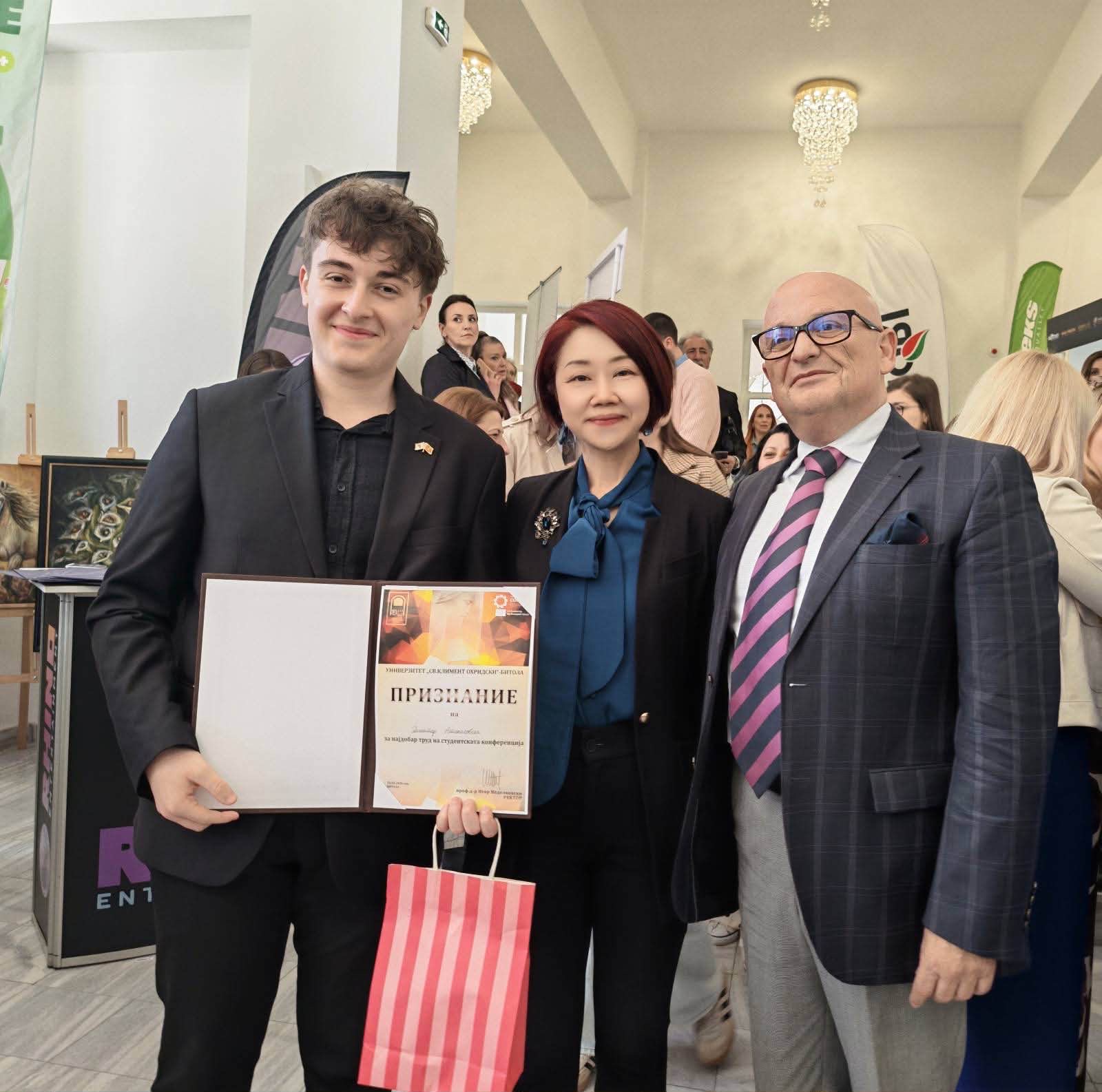 Димитар Атанасовски и ректорот Игор Неделков