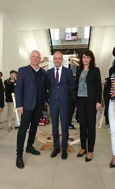 амбасадорот на Франција Сирил Бумгартнер и директорката на Гимназијата во Битола Фани Наумовска