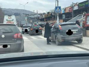 Битолчани непоправливи во сообраќајот - Се паркира околу пешачки наместо да се користи паркингот во Новиот пазар