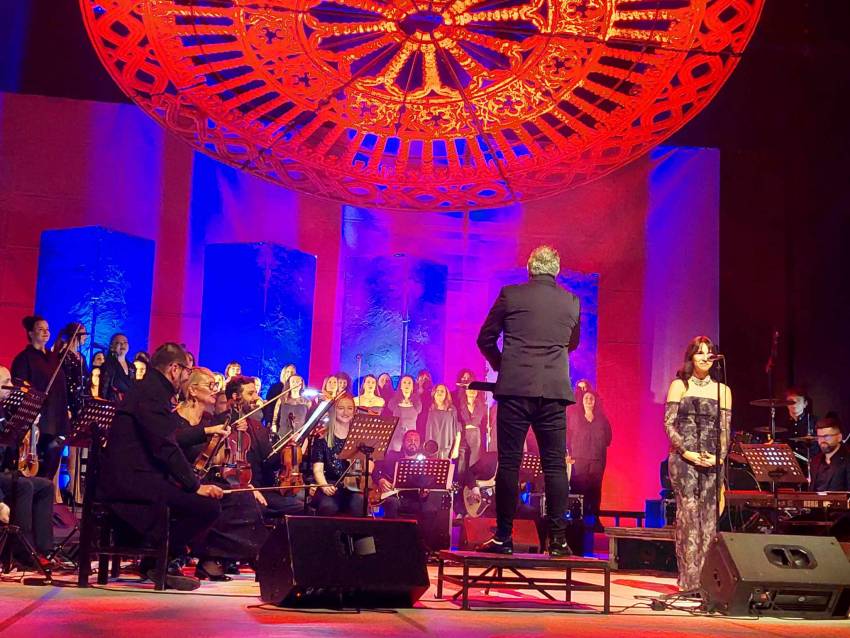 (ФОТО и ВИДЕО)Бура од емоции предизвика настапот на Камерниот оркестар, хорот БитВокс и солисти  на свечената академија за Денот на ослободувањето на градот
