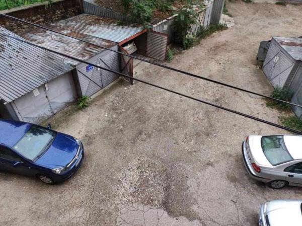 Гаражите зад зградата кај некогашен ЈАТ, Општината ќе ги урива в четврток, жителите најавуваат протести