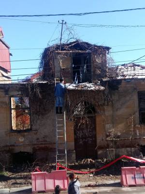 Распадната куќа која  земјотресот ја докусури  е опасност за минувачите, а соседите сами се обидуваат да се заштитат