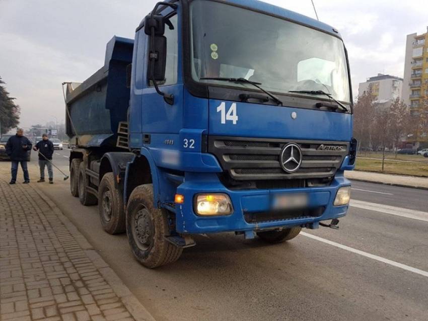 Камион удри во металната заштитна ограда на патот Битола – Ресен, едно лице итно пренесено во болница