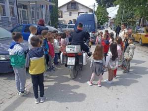 (Фото) Најмладите во посета на СВР по повод Денот на полицијата