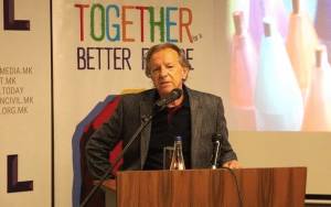 Зад својата партија или зад својата држава