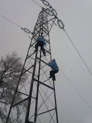 ЕСМ-се работи на отстранување на дефектот на 35-киловолтниот далековод од хидроелектраната Вруток до трафостаницата Бела Вода кај Маврови Анови