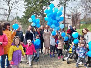 99 балони летнаа кон небото за поддршка на децата со аутизам- настанот по иницијатива на Д-р Гагачовска