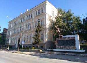 На 6. февруари во 1945 година во Горната Гимназија во Битола е одржан првиот наставен час на современ македонски јазик