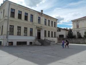 Почнува новата учебна година-Без учебници, со повисоки плати за наставниците