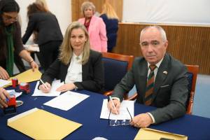 Потпишан договорот за &quot;Инклузија на деца Роми во детските градинки&quot;