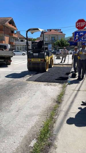 НИСКОГРАДБА Битола со околу 30 тони асфалт ги санира дупките и прекопите по улиците