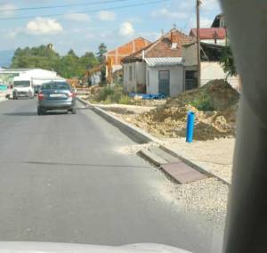 Само во Битола - на новиот булеварски влез поставени талпи за да се влезе во објектите покрај магистралниот пат