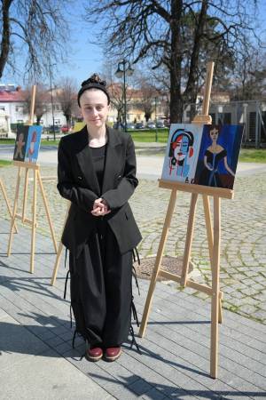 Вероника Кочов ги изложи своите цртежи на настанот "Инклузија преку игра - научи го нивниот јазик за да ја разбереш нивната игра"