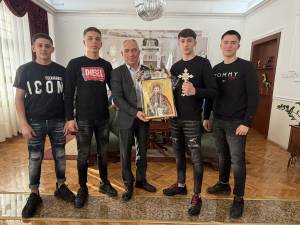 Битолчанецот Христијан Бошевски доби парична награда и икона што го фати Светиот Крст во водите на храмот Св. Великомаченик Димитриј