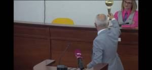 Тони Коњановски и додели пехар на Габриела Илиевска за кочење на европските проекти и ја нарече „шампион“