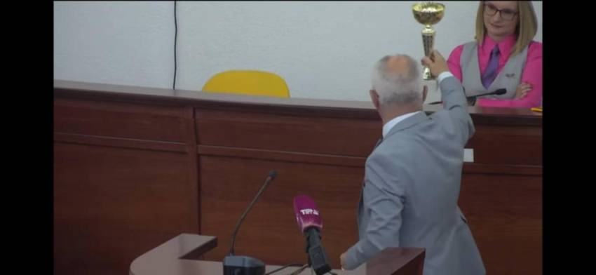 Тони Коњановски и додели пехар на Габриела Илиевска за кочење на европските проекти и ја нарече „шампион“