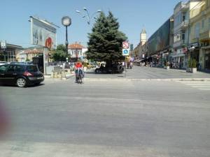 Велосипедисти јурат низ пешаците на Широк Сокак, битолчани бараат контроли од полицијата и казни за несовесните