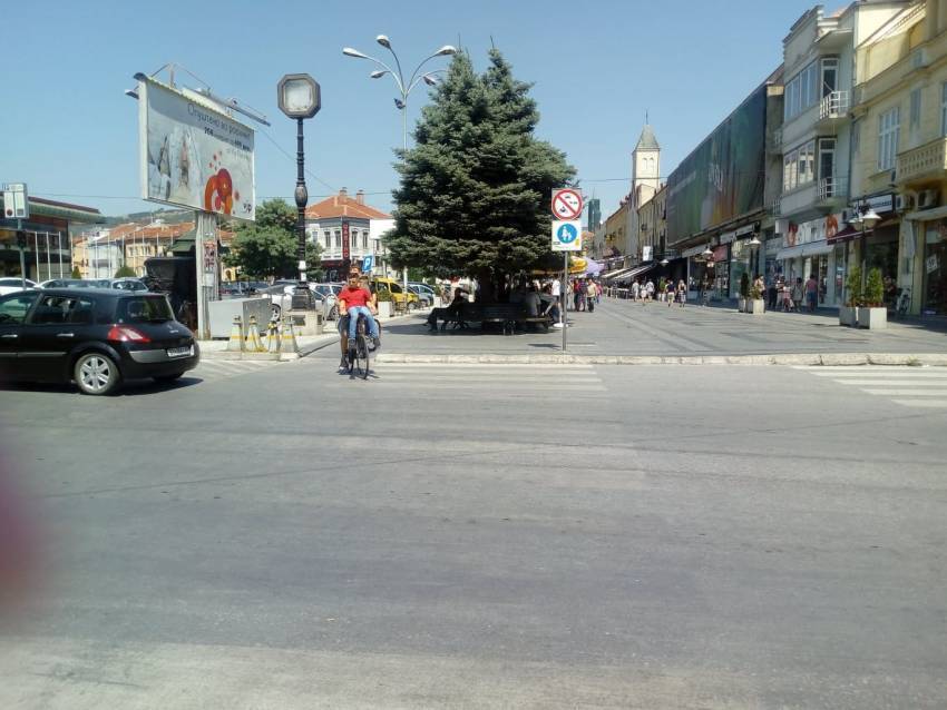 Велосипедисти јурат низ пешаците на Широк Сокак, битолчани бараат контроли од полицијата и казни за несовесните