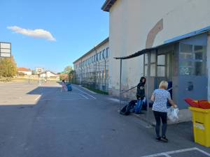 Ученик од Битола на час по физичко е каснат од куче скитник