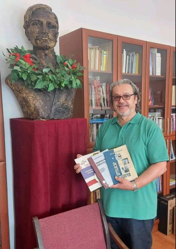 Марјан Танушевски донираше примероци од неговите авторски книги во Библиотеката во Охрид