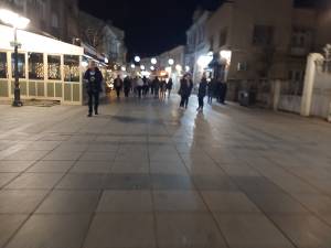 Будна ноќ за Битола- по земјотресите жителите излегоа на улиците
