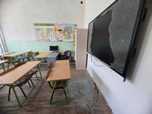 Вандали искршиле интерактивна табла во ОУ„Тодор Ангелевски“ Битола удирајќи со камен преку прозорецот од училницата
