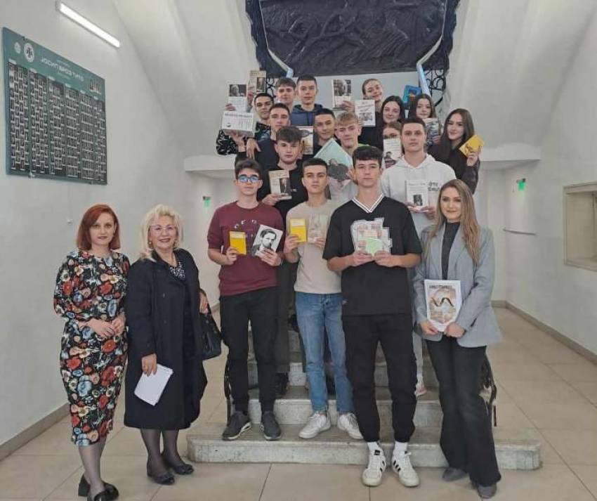 Донација на книги на германски јазик во Горната гимназија од Здружението за македонско-германско пријателство и соработка