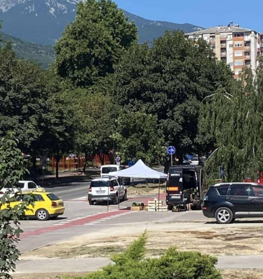 Тезга со бостан „никна“ на новите велопатеки во Битола - диви продавачи се распослаа со чадори