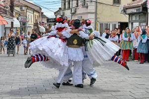 Хрватските фолклористи го освоија Широк Сокак во Битола