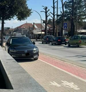 Дипломатско возило паркирано на пешачка патека во Битола спроти платен паркинг пред Спортската сала