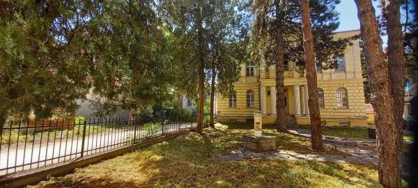 Власта предупредува „ќе ги нема“ гаражите зад зградата „Јат“- опозицијата бара јавна расправа