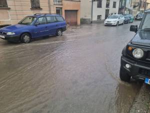 (Фото+видео) Камен Мост пливаше во вода- Невреме во Битола