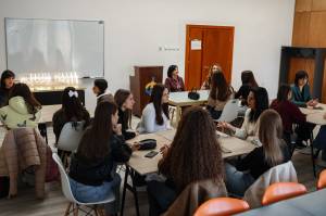 Девојки и жени во науката