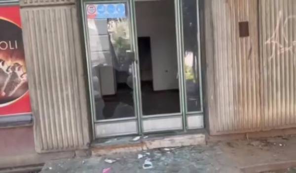 (фото и видео) Вандали уништуваат државен имот во строгиот центар на Битола, станарите бараат надлежните да реагираат