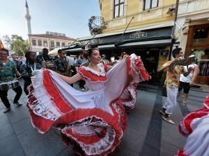 Светот во мало на Широк Сокак