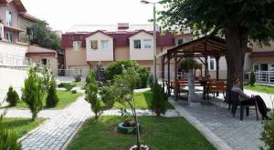 Хуман гест за пофалба - Тројца физиотерапевти со бесплатна физиотерапија за штитениците на старскиот дом "Сју Рајдер" Битола