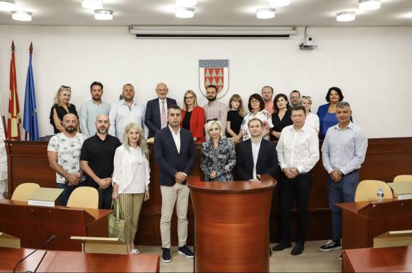 Посетата на евроамбасадорот Гир на Општина Битола е дел од редовните средби со локалните власти низ државата, темата за велосипедските патеки ја отворија Советниците, велат од Делегацијата на ЕУ