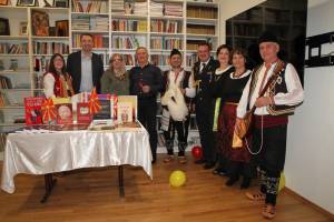 Амбасадорот Горан Милевски ја отвори првата македонска библиотека во Крањ, Словенија