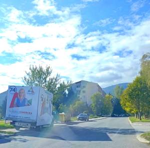 Брендирано возило на кандидат за градоначалник на Битола паркирано на пешачка патека