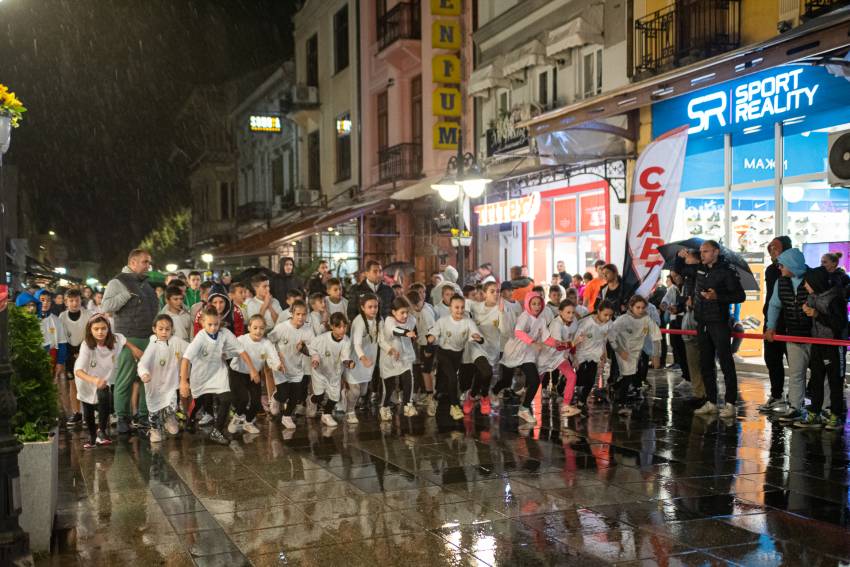 Синоќа на дождот, 800 вљубеници во трчањето учествуваа на ноќната атлетска трка по Широк Сокак