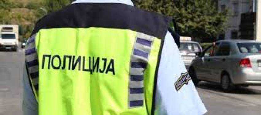 Малолетници омаловажувале полициски службеници пред Спортската сала во Битола