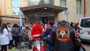 Моторџиите од МК „Конзули“ Битола на мотор им го однесоа Дедо Мраз на децата во ресурсниот центар „Кочо Рацин“ Битола