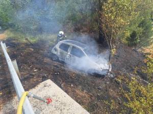 Запалено возило на патот за Братиндол и пожар во стан во Битола, интервенирале битолските пожарникари