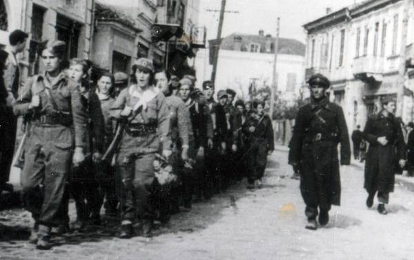 Егејската бригада во ослободена Битола (прва во стројот партизанката Вера Фотева од Д'мбени, Костурско) 