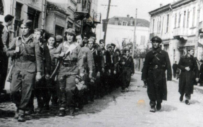 Егејската бригада во ослободена Битола (прва во стројот партизанката Вера Фотева од Д&#039;мбени, Костурско) 