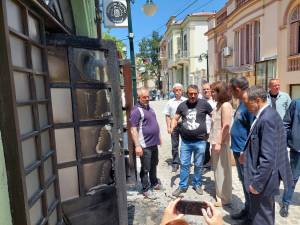 Дојде со велосипед, ладнокрвно и смислено ја запали вратата-Генчовска вели камерите „фатиле“ како бил подметнат пожарот