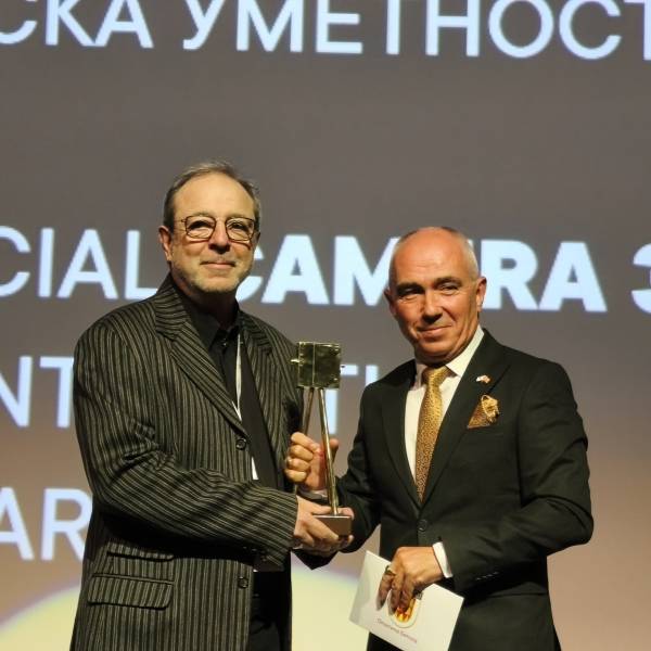 Златна камера 300 за Семи Капланоглу - наградата ја додели градоначалникот Коњановски